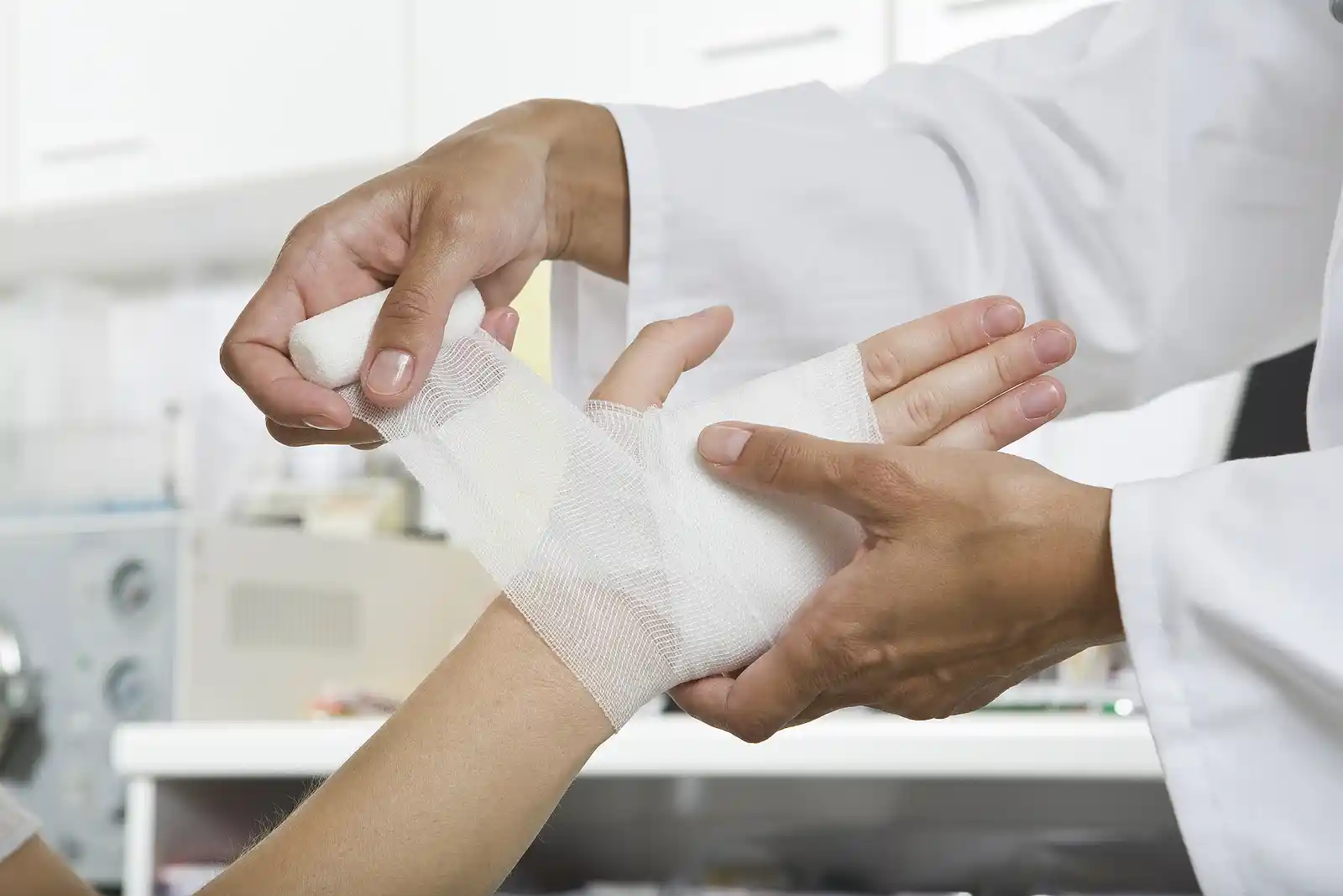 Reactive Oxygen Species Signaling Differentially Controls Wound Healing and Regeneration